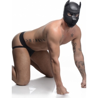 Homem com máscara preta estilo cão e lingerie preta minimalista em fundo branco