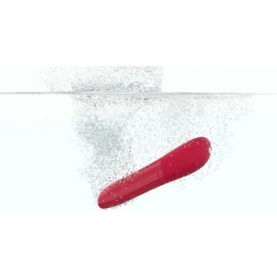 Vibrador cor-de-rosa submerso em água com bolhas.