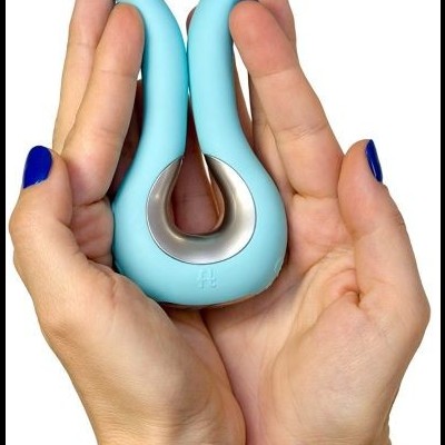 Dispositivo azul claro em forma de U segurado por mãos femininas