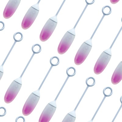 Conjunto de colheres com cabo branco e ponta roxa translúcida em gradiente