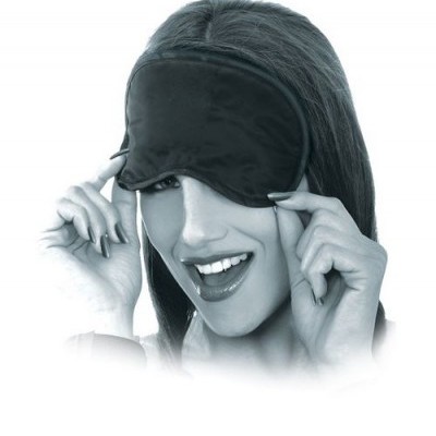 Mulher a usar máscara de dormir preta