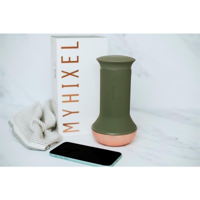 Dispositivo MYHIXEL verde oliva com caixa branca e smartphone em superfície branca marmoreada.