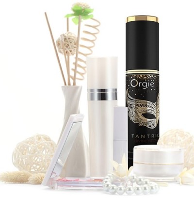 Produtos cosméticos e decoração branca com frasco preto Orgie Tantric
