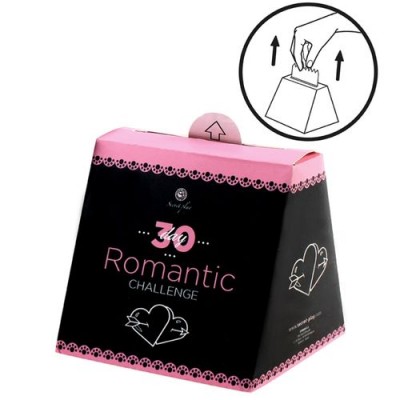Embalagem triangular preta e rosa com corações e texto '30 Romantic CHALLENGE'
