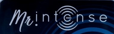 Logótipo 'Mr!ntense' em fundo escuro