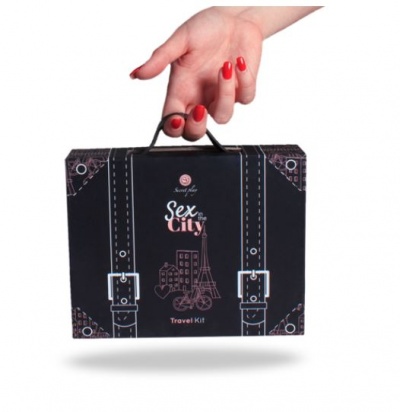 Mala de viagem pequena preta com design de cintos brancos e texto Sex in the City