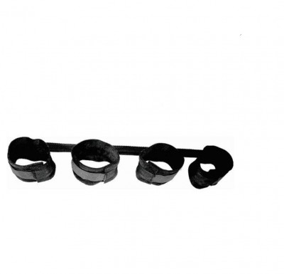 Quatro braçadeiras pretas unidas por uma tira preta.