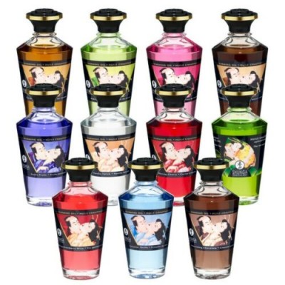 Onze frascos coloridos de perfume com rótulos ilustrados