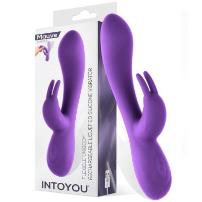 Vibrador roxo de silicone com design anatómico e duas extensões tipo orelhas, em frente à embalagem