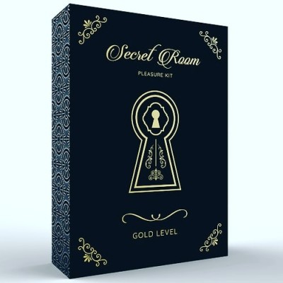 Caixa preta decorada com texto dourado 'Secret Room PLEASURE KIT GOLD LEVEL'