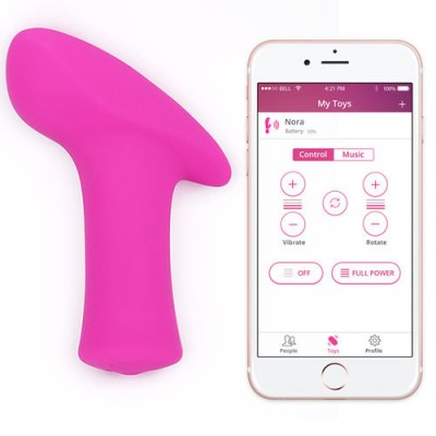 Produto sexual rosa em silicone ao lado de smartphone com interface de controlo