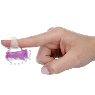 Massageador de dedo pequeno de silicone transparente com líquido roxo e saliências, na mão