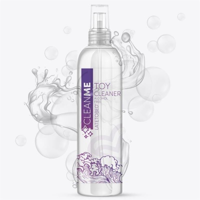 Frasco transparente de toy cleaner alcoólico com rótulo roxo e branco e ilustração de ondas