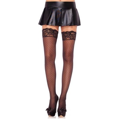 Meias pretas com renda e saia preta curta de material brilhante
