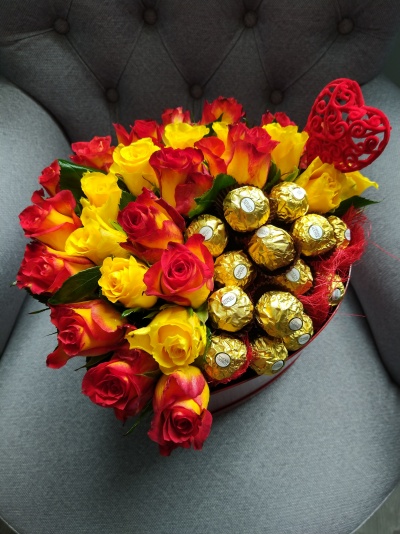 Arranjo de rosas amarelas e vermelhas com bombons Ferrero Rocher em forma de coração