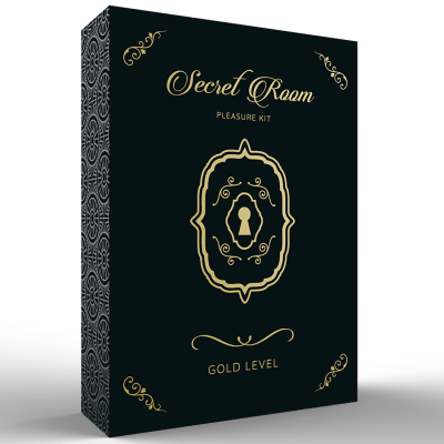 Caixa preta com decoração dourada do 'Secret Room Pleasure Kit Gold Level'