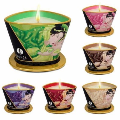 Cinco velas aromáticas Shunga coloridas em recipientes decorados com ilustrações