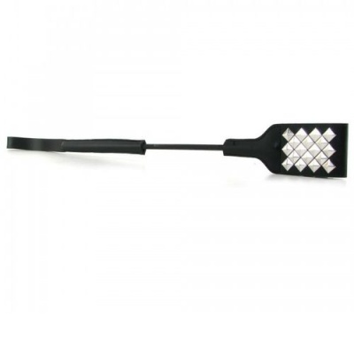 Chicote preto com tachas prateadas em fundo branco