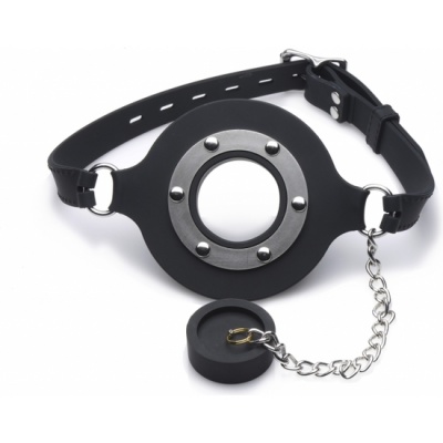 Colar peitoral preto em couro sintético com estrutura circular metálica cinza e corrente prateada