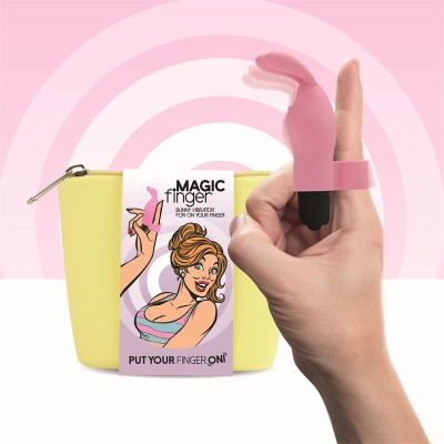 Dispositivo vibratório rosa Magic Finger em dedo com embalagem amarela e ilustração de mulher