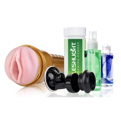 Produtos para cuidados pessoais e masturbador Fleshlight dourado com acessórios em fundo branco