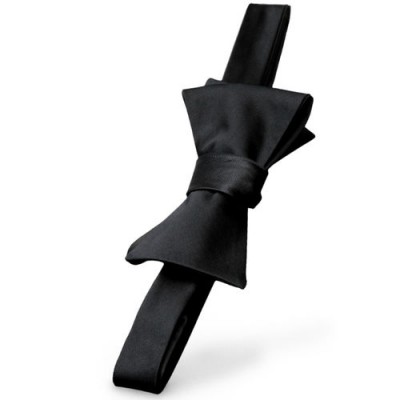 Gravata borboleta preta de tecido liso