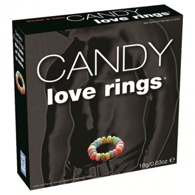 Caixa preta de doces Candy Love Rings com anel colorido sobre corpo nu masculino