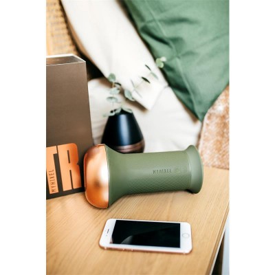 Recipiente portátil verde escuro com tampa cor de cobre e smartphone branco sobre mesa de madeira