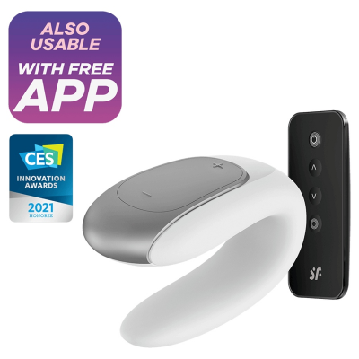 Dispositivo tecnológico curvo branco e cinzento com controlo remoto preto e etiquetas promocionais.