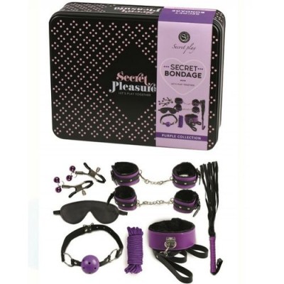 Conjunto de acessórios de bondage com venda, algemas, corda, mordida, prendedores e chicote, em preto e roxo, junto a caixa preta com padrão de pontos e etiqueta roxa