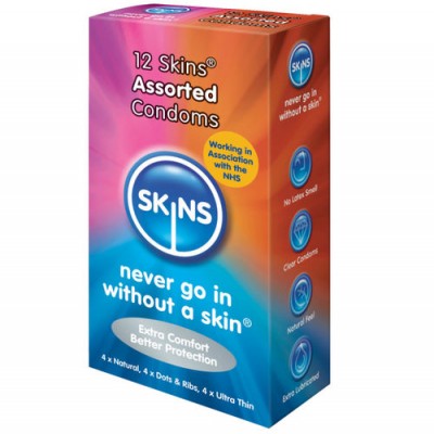 Caixa colorida de preservativos SKINS com várias indicações em inglês