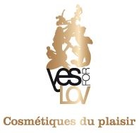 Logotipo com desenho dourado e texto 'yes FOR LOV' e 'Cosmétiques du plaisir'