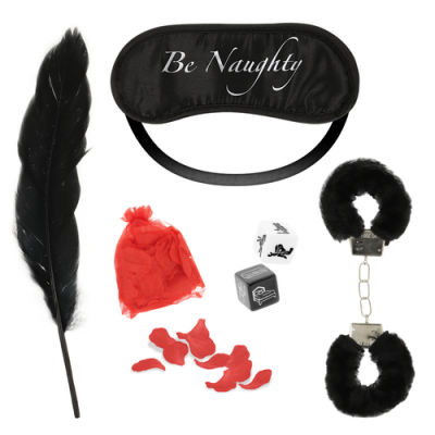 Conjunto de acessórios eróticos com pena preta, venda Be Naughty, algemas peludas, dados, saco vermelho e pétalas sobre fundo branco