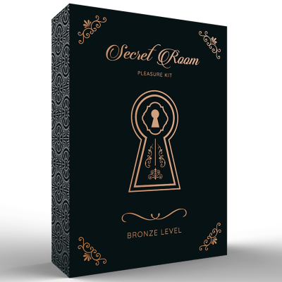 Caixa preta com design dourado e texto 'Secret Room PLEASURE KIT BRONZE LEVEL'