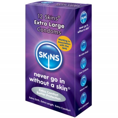 Embalagem roxa de preservativos 12 Skins Extra Large Condoms com selo NHS e texto azul e branco