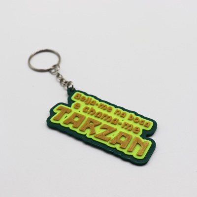 Porta-chaves verde e amarelo com texto Beija-me na boca e chama-me TARZAN