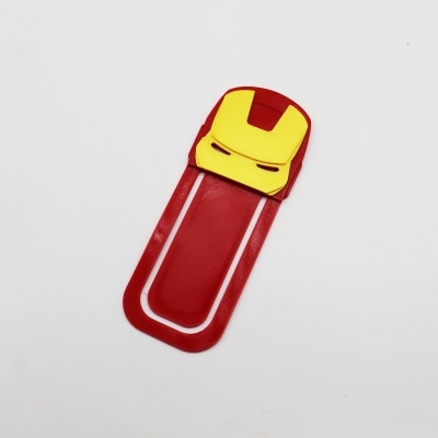 Clip marcador de páginas vermelho com máscara amarela do Homem de Ferro.