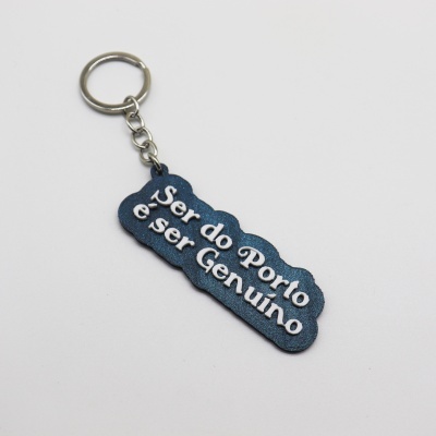 Chaveiro azul escuro com texto branco e argola de metal