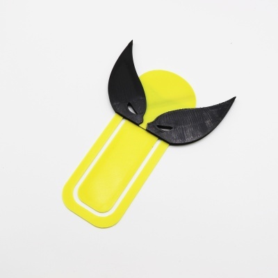Marcador de livro amarelo com orelhas pretas em plástico