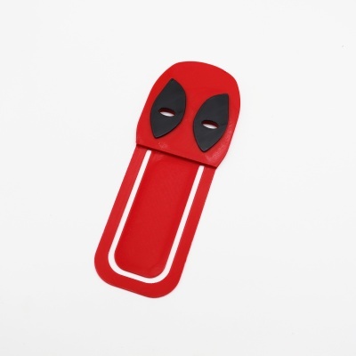 Marcador de livros vermelho com design de máscara preta do Deadpool