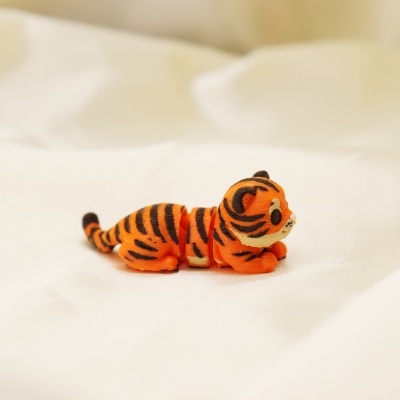 Boneco articulado de tigre laranja com riscas pretas