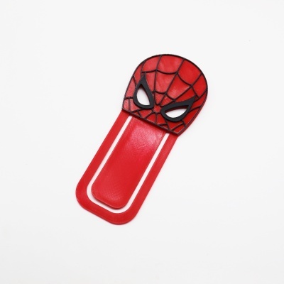 Clip de guardanapo vermelho com cabeça do Homem-Aranha em fundo branco