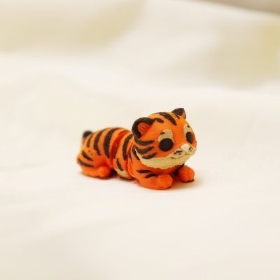 Figura de tigre pequeno laranja com riscas pretas