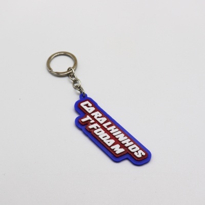 porta-chaves azul e vermelho com texto branco caralhinhos tfodam