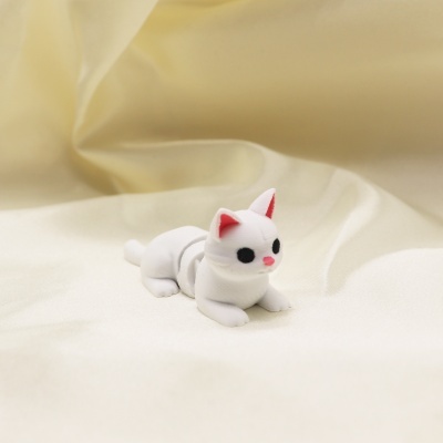 Miniatura de gato branco com olhos pretos e orelhas cor de rosa sobre tecido creme