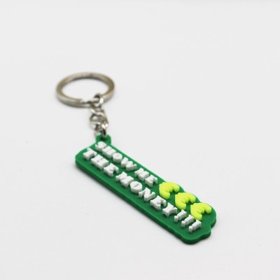 Porta-chaves verde e amarelo com texto em relevo branco em fundo branco.