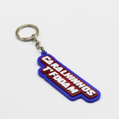 Porta-chaves de silicone azul e vermelho com texto branco