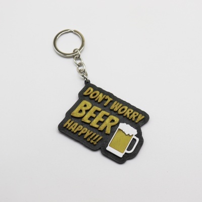 Porta-chaves preto com texto amarelo DON´T WORRY BEER HAPPY!!! e copo de cerveja
