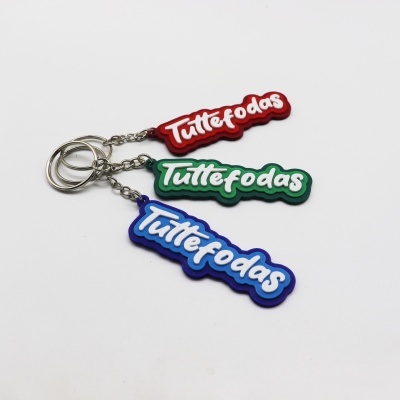 Três porta-chaves de borracha coloridos com texto branco Tuttefodas.