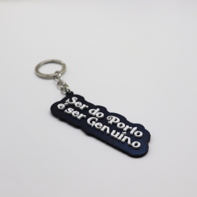 Porta-chaves com texto em relevo sobre fundo branco